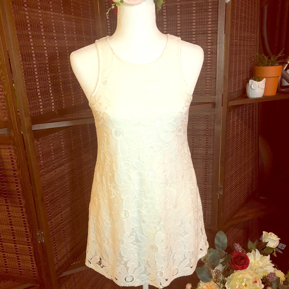 White daisy lace/appliqué style dress W/ POCKETS!!